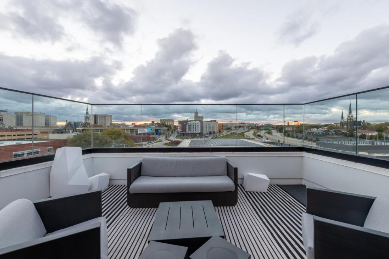 Modern Studio Apt With Skywalk To Fiserv, Rooftop, And Parking Milwaukee Exterior photo