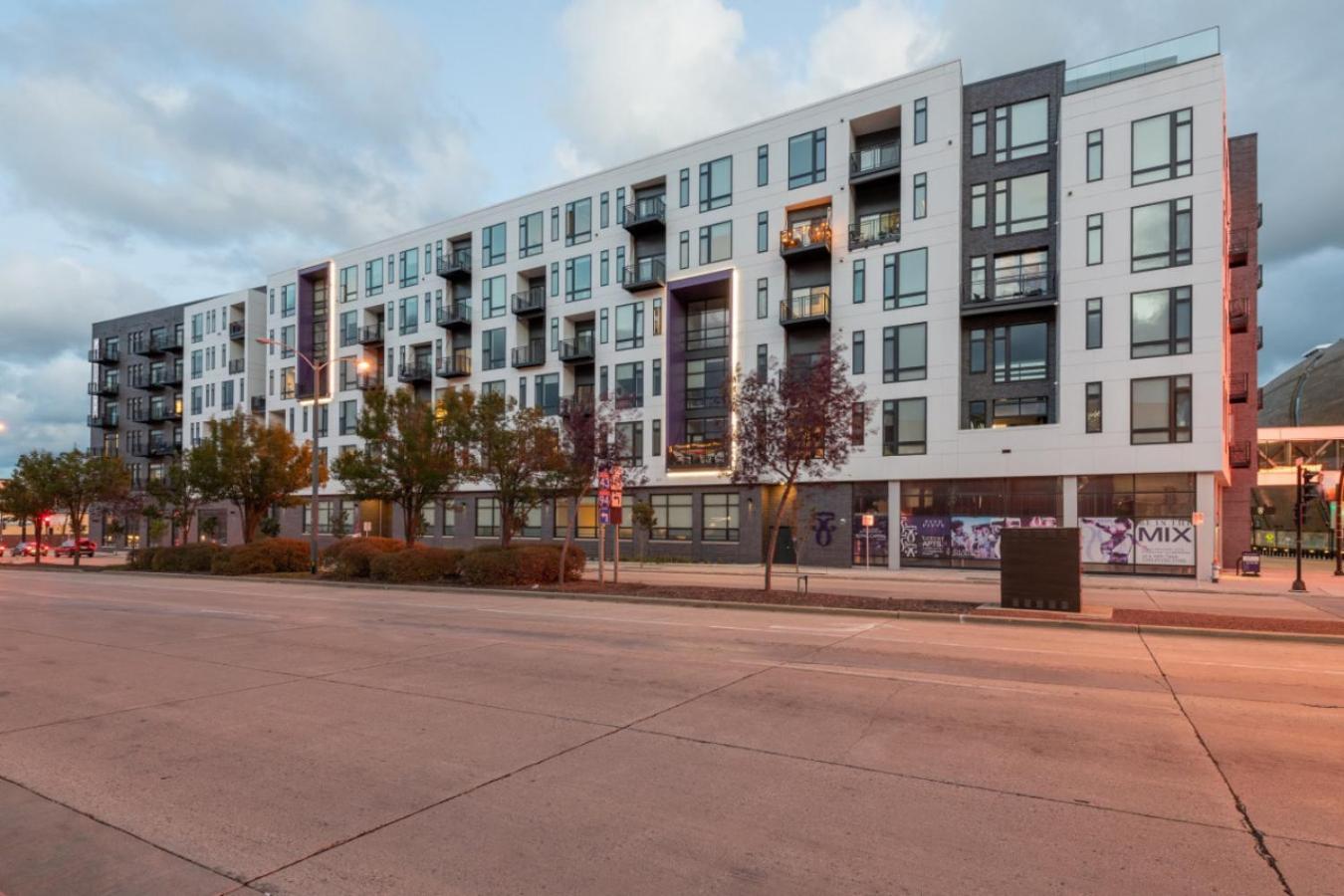 Modern Studio Apt With Skywalk To Fiserv, Rooftop, And Parking Milwaukee Exterior photo