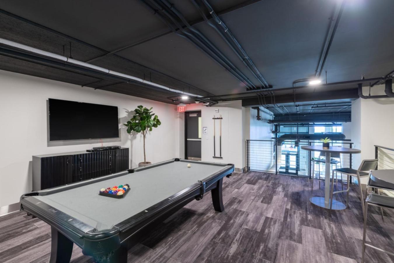 Modern Studio Apt With Skywalk To Fiserv, Rooftop, And Parking Milwaukee Exterior photo
