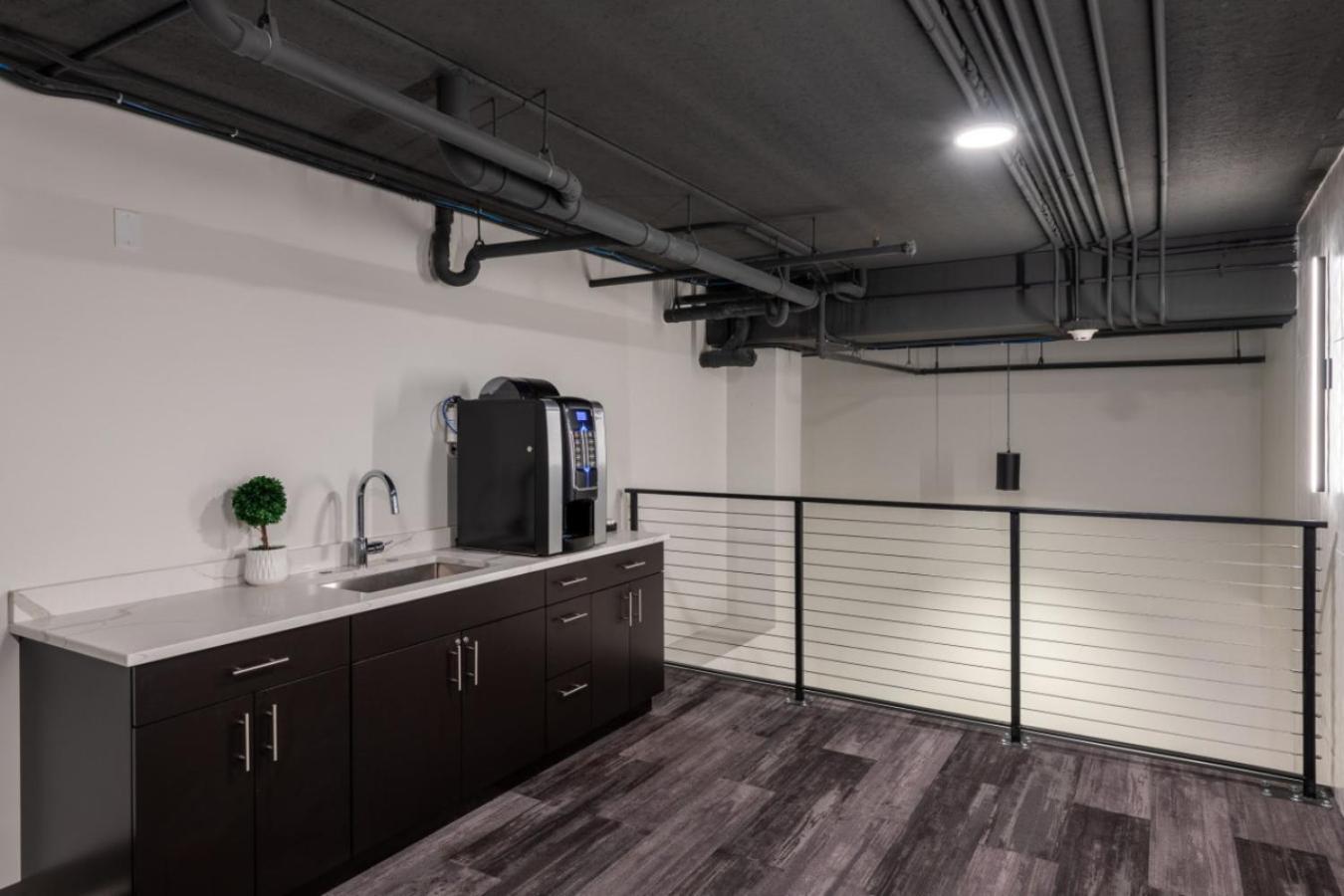 Modern Studio Apt With Skywalk To Fiserv, Rooftop, And Parking Milwaukee Exterior photo