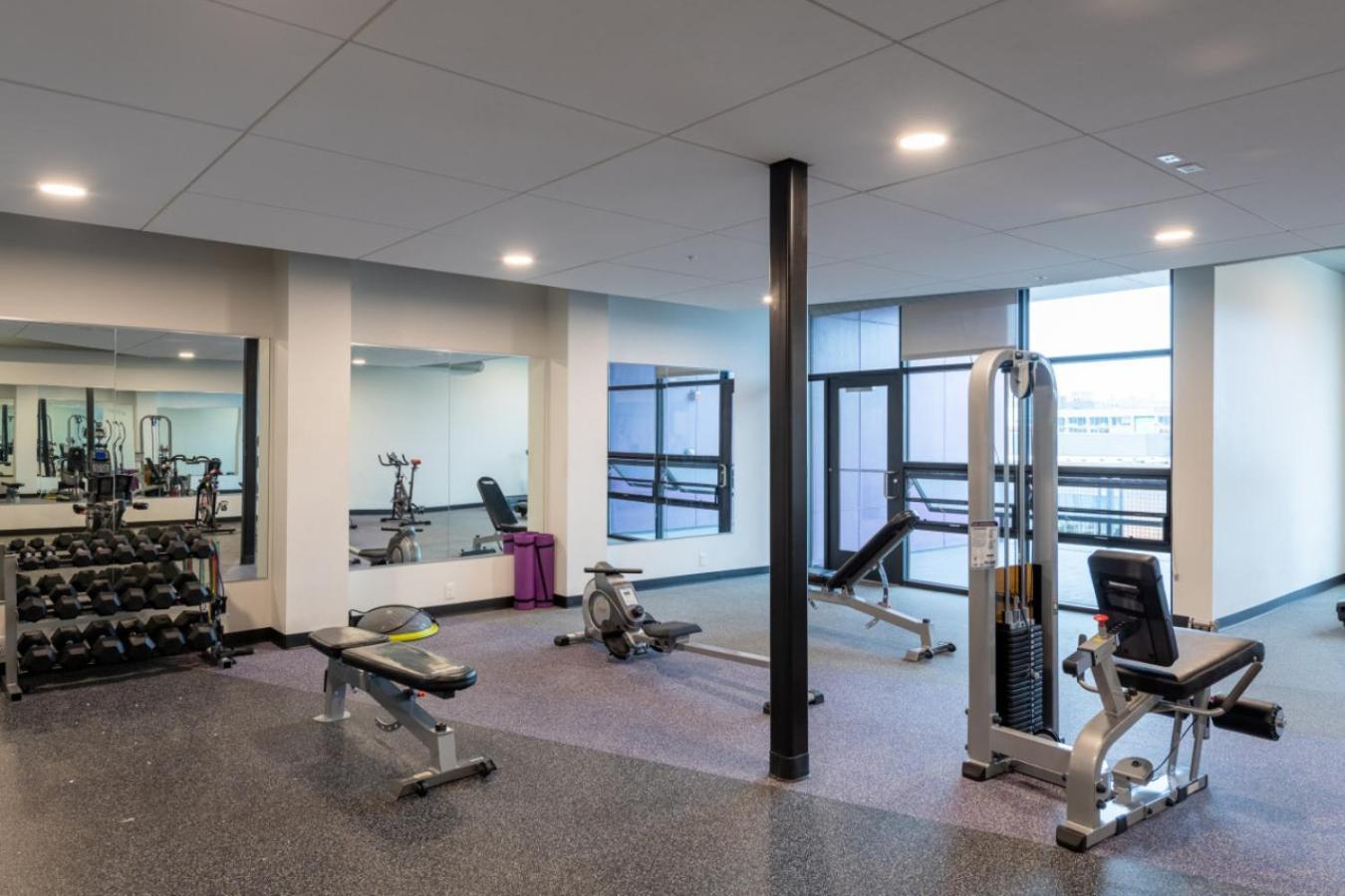 Modern Studio Apt With Skywalk To Fiserv, Rooftop, And Parking Milwaukee Exterior photo
