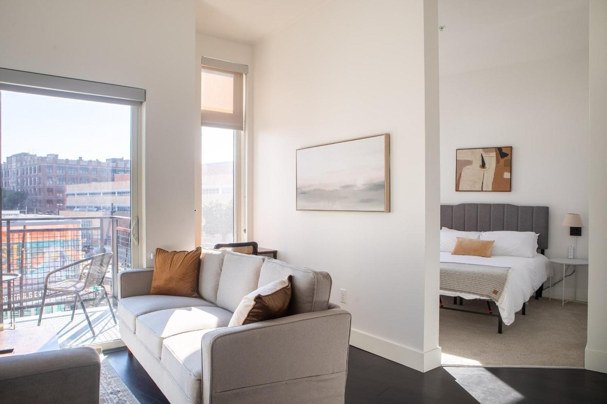 Modern Studio Apt With Skywalk To Fiserv, Rooftop, And Parking Milwaukee Exterior photo