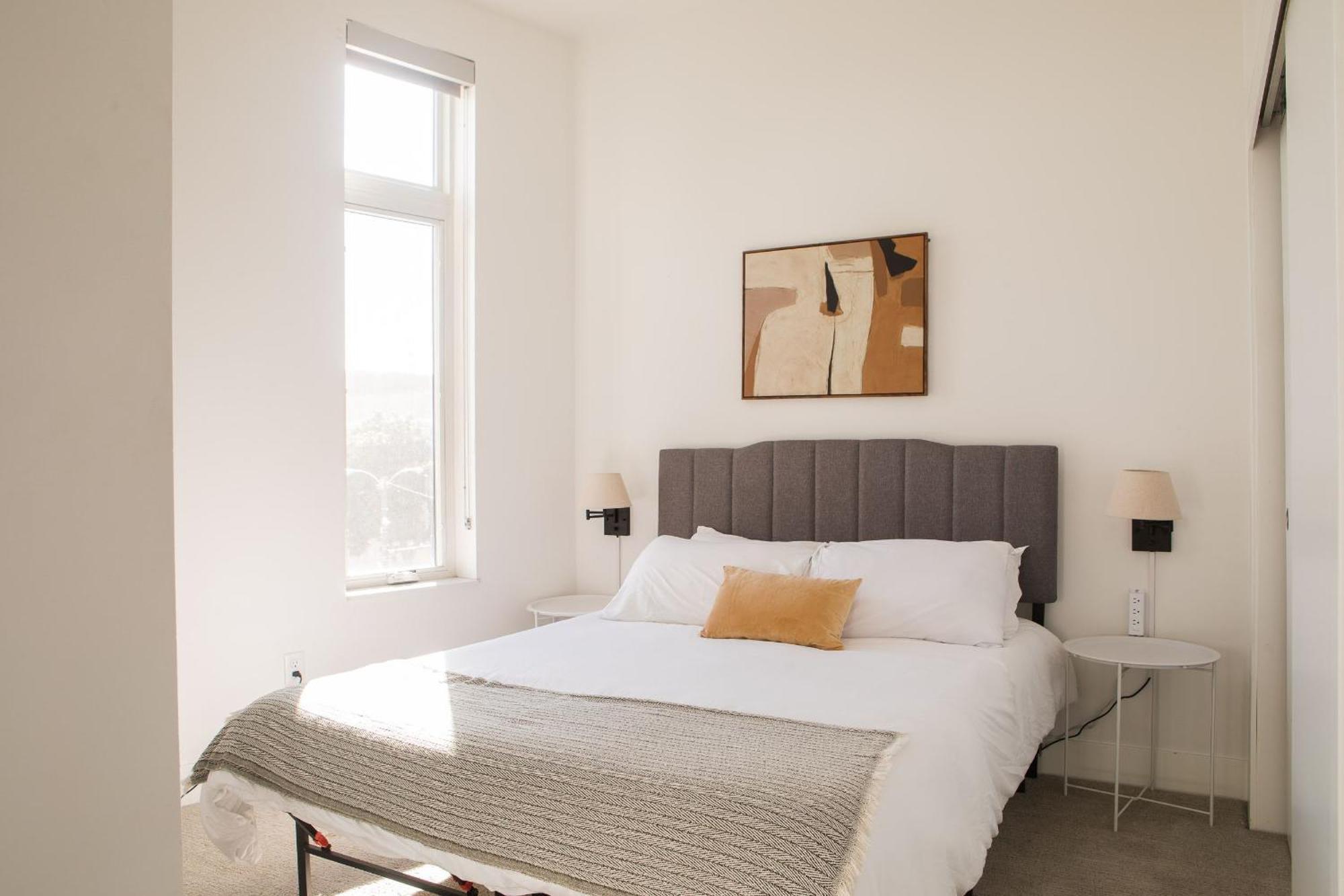 Modern Studio Apt With Skywalk To Fiserv, Rooftop, And Parking Milwaukee Exterior photo